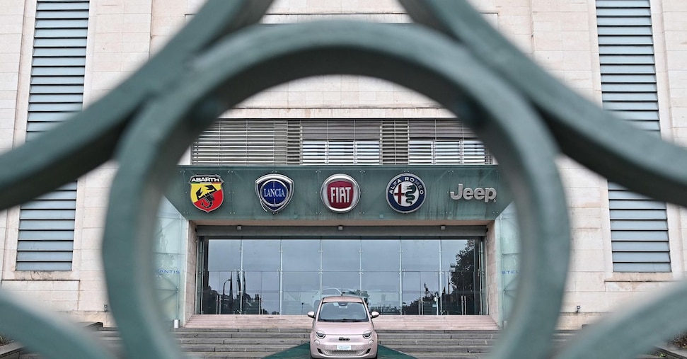 Stellantis, l’agenzia di rating Fitch abbassa l’outlook Stellantis, l’agenzia di rating Fitch abbassa l’outlook