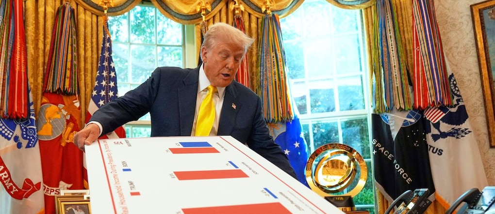 Il Presidente Donald Trump tiene in mano delle carte mentre parla di economia nello Studio Ovale della Casa Bianca, giovedì 7 agosto 2025, a Washington. (Foto AP/Mark Schiefelbein)  Stampa associata/LaPresse