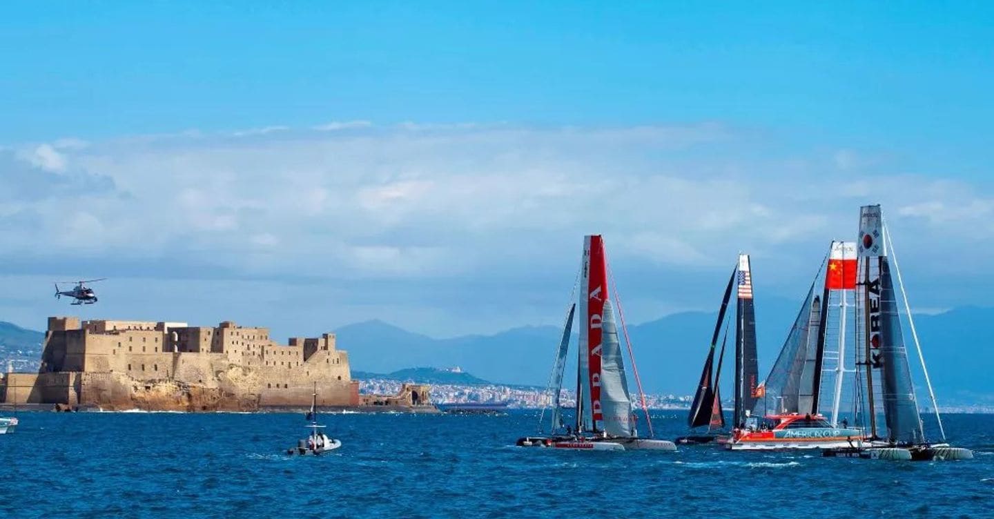 https://i2.res.24o.it/images2010/S24/Documenti/2025/08/05/Immagini/Ritagli/americas-cup-napoli-1024x644_center_55-U05175143361qIc-1440x752@IlSole24Ore-Web.jpg