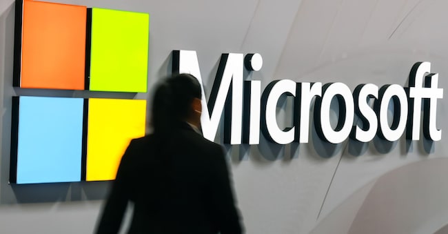 Una donna passa davanti al logo Microsoft durante la Fiera di Hannover 2025.  EPA/HANNIBAL HANSCHKE