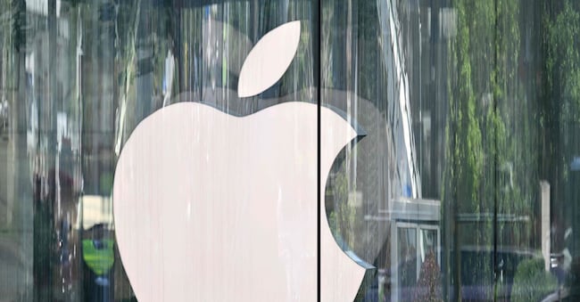 Il logo Apple in un centro commerciale nel distretto finanziario di Shanghai il 14 aprile 2025. Apple investirà altri 100 miliardi di dollari negli Stati Uniti, portando il suo impegno totale a 600 miliardi di dollari nei prossimi quattro anni, ha dichiarato un alto funzionario della Casa Bianca il 6 agosto 2025. (Foto di Hector RETAMAL / AFP)