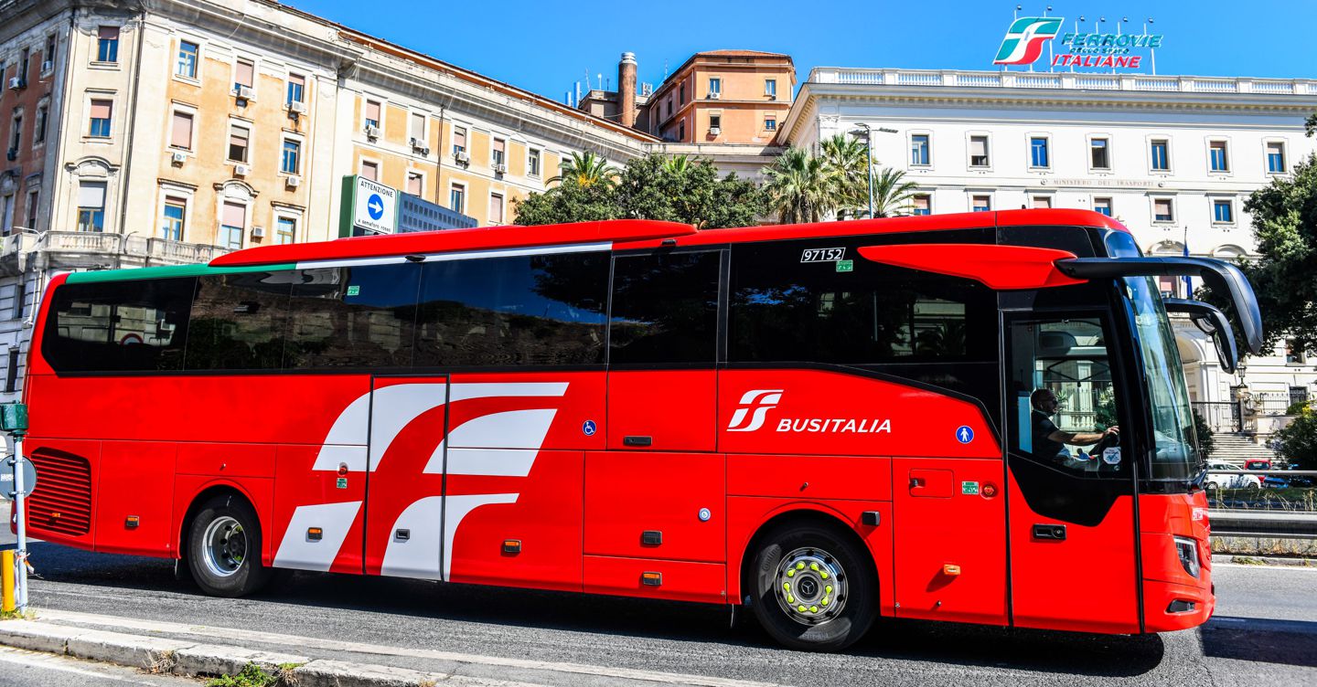 https://i2.res.24o.it/images2010/S24/Documenti/2025/08/07/Immagini/Ritagli/Busitalia_1-U53836645722FYc-1440x752@IlSole24Ore-Web.jpg