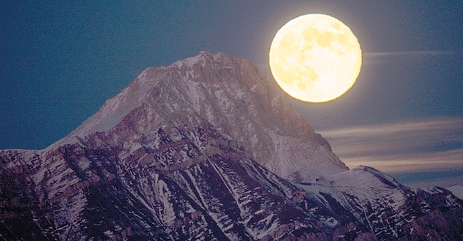 Luna piena dietro il Corno Grande (2912 m), la cima più elevata del massiccio del Gran Sasso (Getty Images)