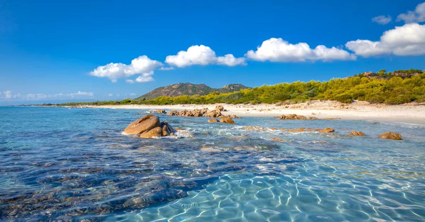 https://i2.res.24o.it/images2010/S24/Documenti/2025/08/09/Immagini/Ritagli/spiaggia-di-berchidda_141844-U71483052667slX-1440x752@IlSole24Ore-Web.jpg
