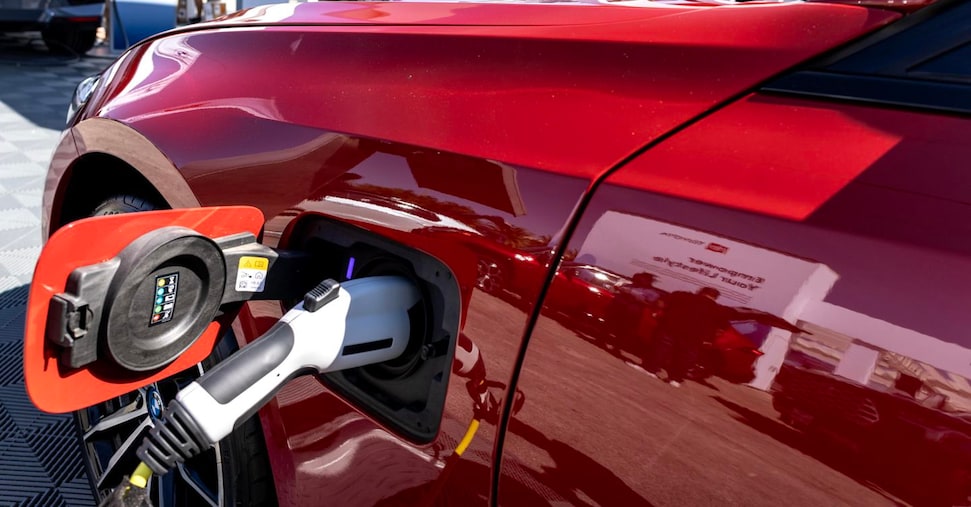 Auto elettriche, da settembre i nuovi incentivi: dai requisiti ai documenti, ecco come attivare lo sconto sull’acquisto