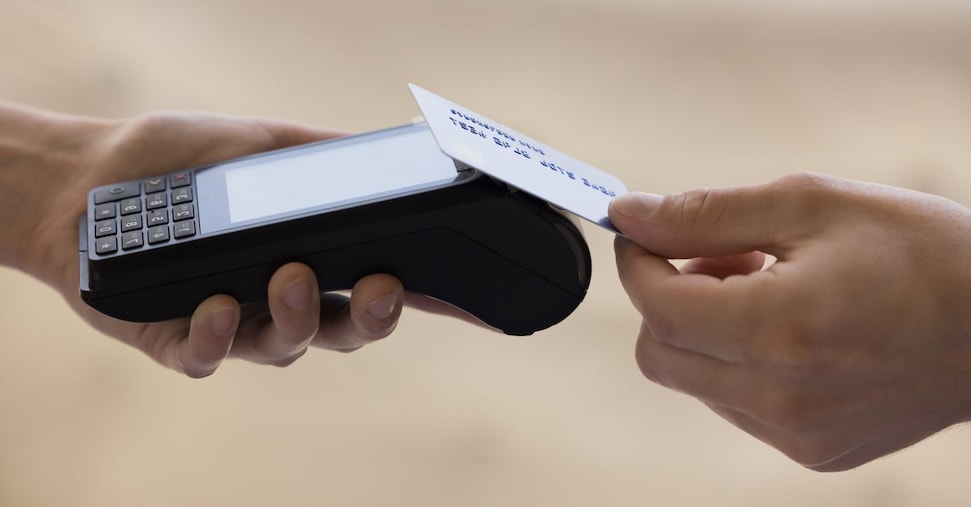 Pagamenti digitali: 2,9 milioni di italiani truffati su carta elettronica. Le regole in vacanza