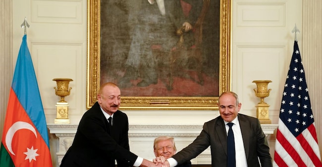 Da sinistra a destra, il Presidente dell’Arzebaijan Ilham Aliyev, il Presidente americano Donald Trump, e il primo ministro dell’Armenia  Nikol Pashinyan durante al cerimonia per la firma dell’accordo di pace alla Casa Bianca .  EPA/NATHAN HOWARD / POOL
