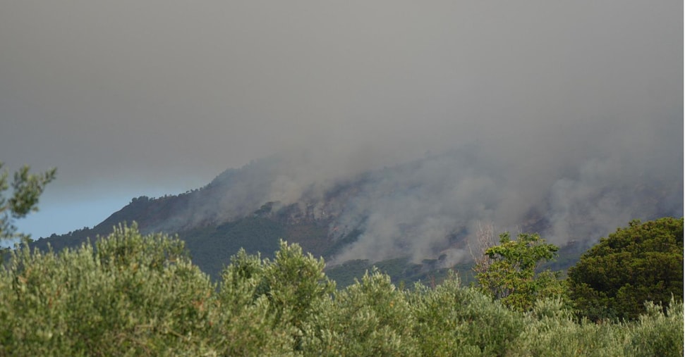 Fiamme sul Vesuvio: De Luca chiede la mobilitazione nazionale