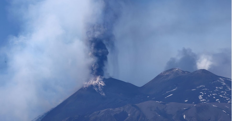 Etna, si apre nuova bocca effusiva: colata lavica a 3mila metri