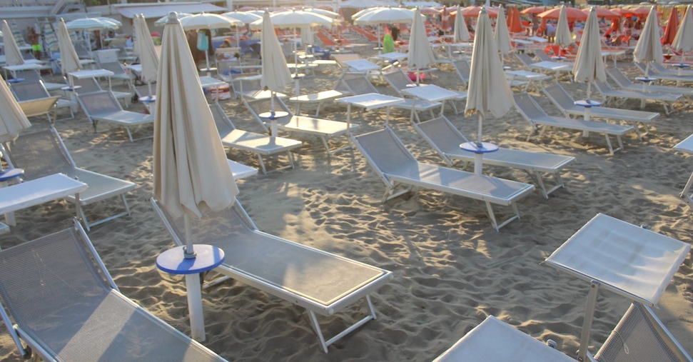 L’affondo del Pd: «Stipendi in calo e spiagge vuote. Meloni esca dai palazzi e si confronti con l’Italia vera»