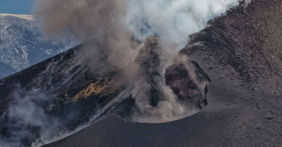 Etna: colata lavica a tremila metri