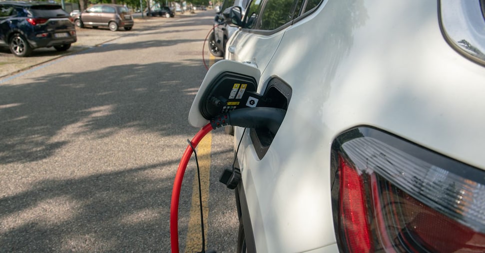 Auto elettriche, colonnine al palo mentre la ricarica costa quanto un pieno