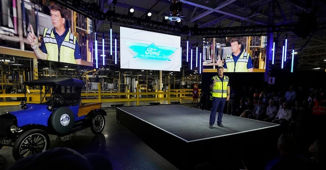 Jim Farley, ceo di Ford, parla nello stabilimento  di Louisville, Kentucky, per illustrare il piano di rilancio nel settore delle auto elettriche. (AP Photo/Darron Cummings). (AP Photo/Darron Cummings)