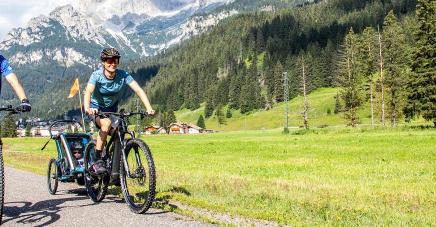 https://i2.res.24o.it/images2010/S24/Documenti/2025/08/12/Immagini/Ritagli/bikeCiclabile-Fassa-Fiemme-1080x675-kNPE--1020x533@IlSole24Ore-Web-U20680414887YIS-1440x752@IlSole24Ore-Web.jpg