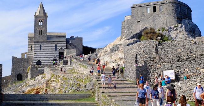 Portovenere, Turisti visitano la famosa chiesa situata nelle Cinque Terre della Liguria