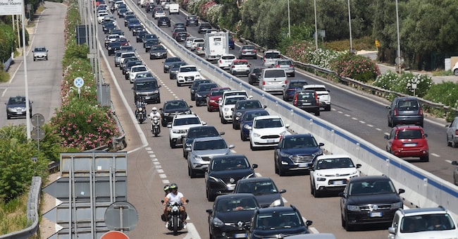 TANGENZIALE   PARTITO L'ESODO  ESTIVO  CARTELLI  STRADALI  INDICAZIONI     MOTO   CODE  TRAFFICO  INTENSO  AUTO     PARTENZE  VACANZE