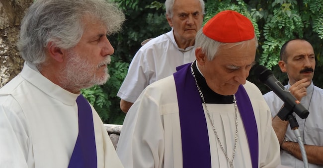 Il cardinale Matteo Zuppi, nei ruderi della chiesa di Casaglia, incendiata nel 1944 dai nazifascisti, a Monte Sole di Marzabotto durante una maratona di preghiera, prevista fino a sera, 14 agosto 2025. Dodicimila nomi di bambini che hanno perso la vita dal 7 ottobre 2023 ad oggi in Israele e a Gaza, saranno letti durante la maratona di preghiera, per iniziativa dell'arcivescovo e presidente della Cei, cardinale Matteo Maria Zuppi, e dei monaci della Piccola Famiglia dell'Annunziata. ANSA/Maria Elena Gottarelli