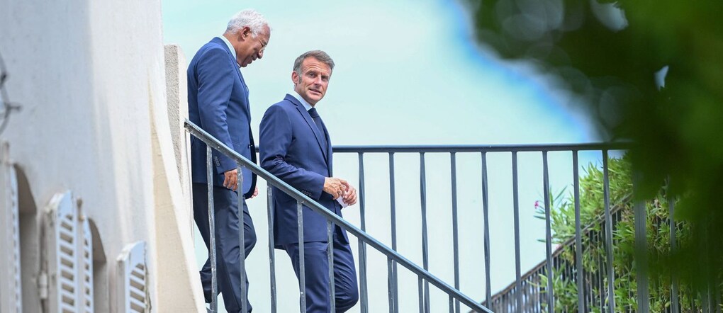 Il presidente francese Emmanuel Macron con Antonio Costa, Presidente del Consiglio europeo, dopo la videocall sulla guerra in Ucraina