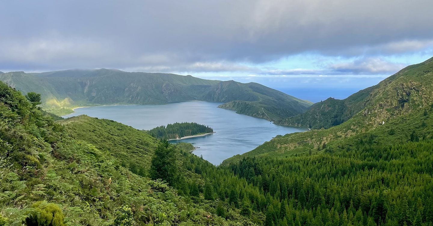 https://i2.res.24o.it/images2010/S24/Documenti/2025/08/15/Immagini/Ritagli/01-Lagoa-do-Fogo_Sao-Miguel-ErikaScafuro-U57376855728LID-1440x752@IlSole24Ore-Web.jpg