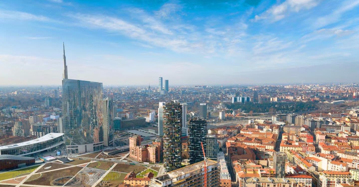 https://i2.res.24o.it/images2010/S24/Documenti/2025/08/15/Immagini/Ritagli/Milano-skyline-U58622161178QKc-1440x752@IlSole24Ore-Web.jpg