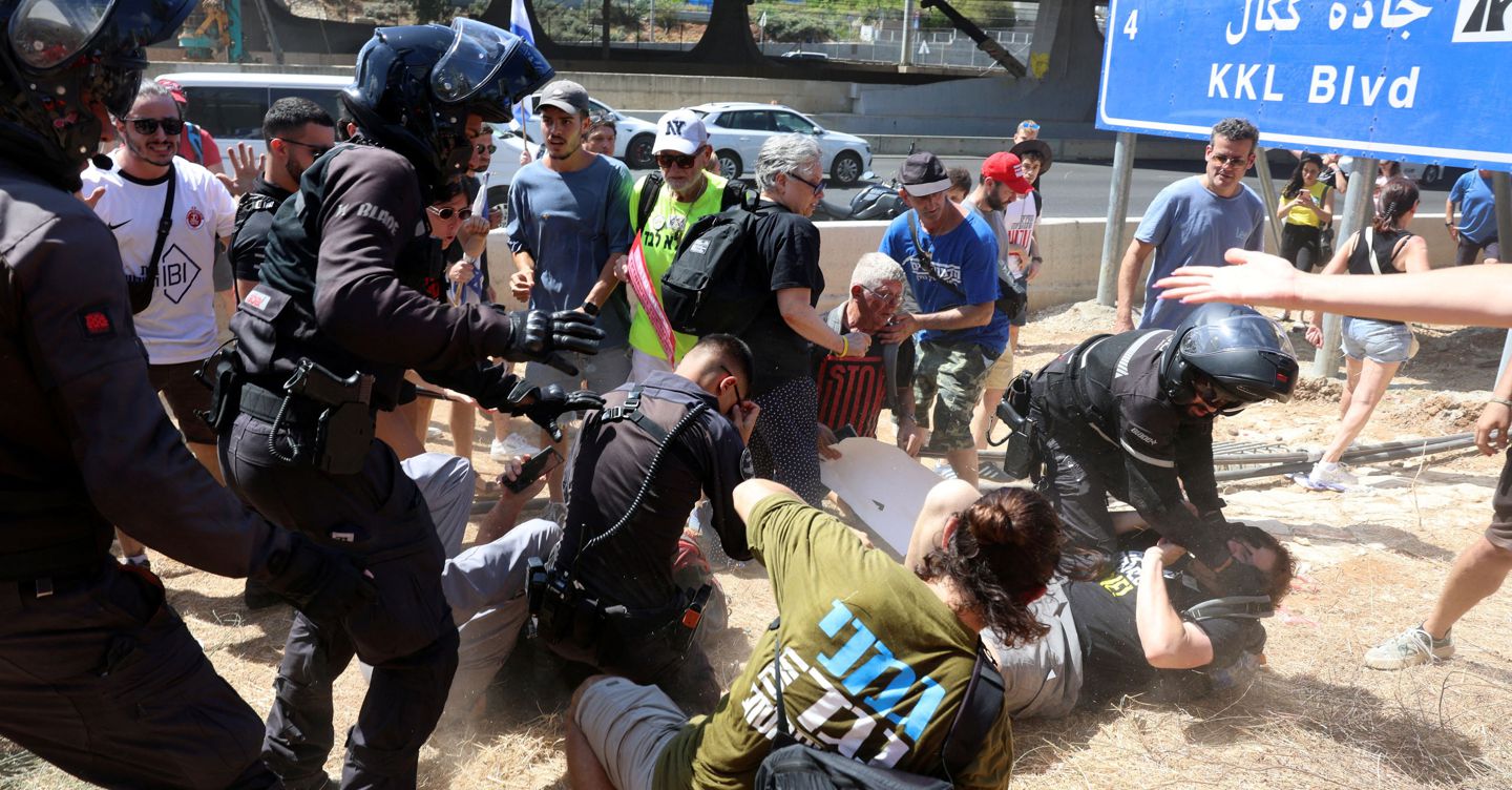Sciopero generale in Israele, il leader dell’opposizione Lapid in piazza: «Blocchiamo il Paese»