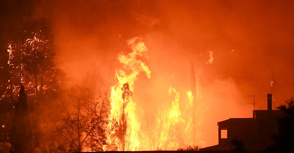 Ondata di incendi nella Penisola iberica: 21 roghi di grandi dimensioni. In Galizia chiuse autostrada e alta velocità