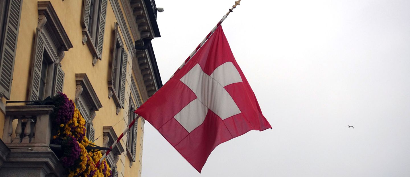 https://i2.res.24o.it/images2010/S24/Documenti/2025/08/16/Immagini/Ritagli/bloomberg-bandiera-svizzera-U55216345661qgp-1440x624@IlSole24Ore-Web.jpg