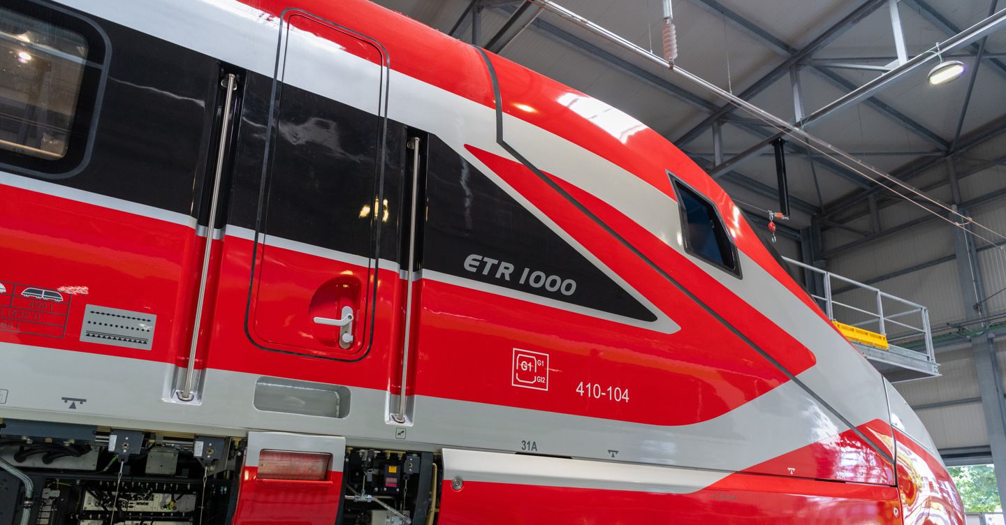 https://i2.res.24o.it/images2010/S24/Documenti/2025/08/17/Immagini/Ritagli/Omologazione%20Frecciarossa%201000_2-U84172280883OtS-1440x752@IlSole24Ore-Web.jpg