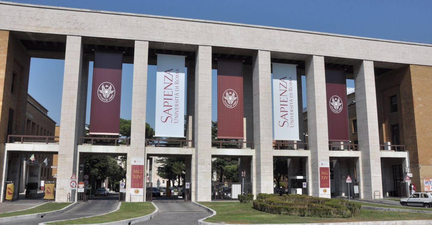 https://i2.res.24o.it/images2010/S24/Documenti/2025/08/17/Immagini/Ritagli/Sapienza_entrance_(20040201351)-U38364006175fJs-1440x752@IlSole24Ore-Web.jpg