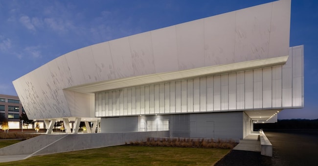 iGuzzini illumina l’architettura del Crow Museum of Asian Art, firmato Morphosis, nel distretto culturale dell’Università del Texas a Dallas.