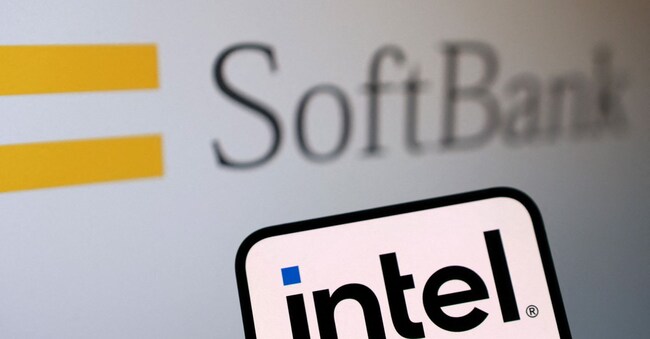 I loghi di Softbank e Intel in questa illustrazione del 19 agosto 2025. REUTERS/Dado Ruvic/Illustrazione