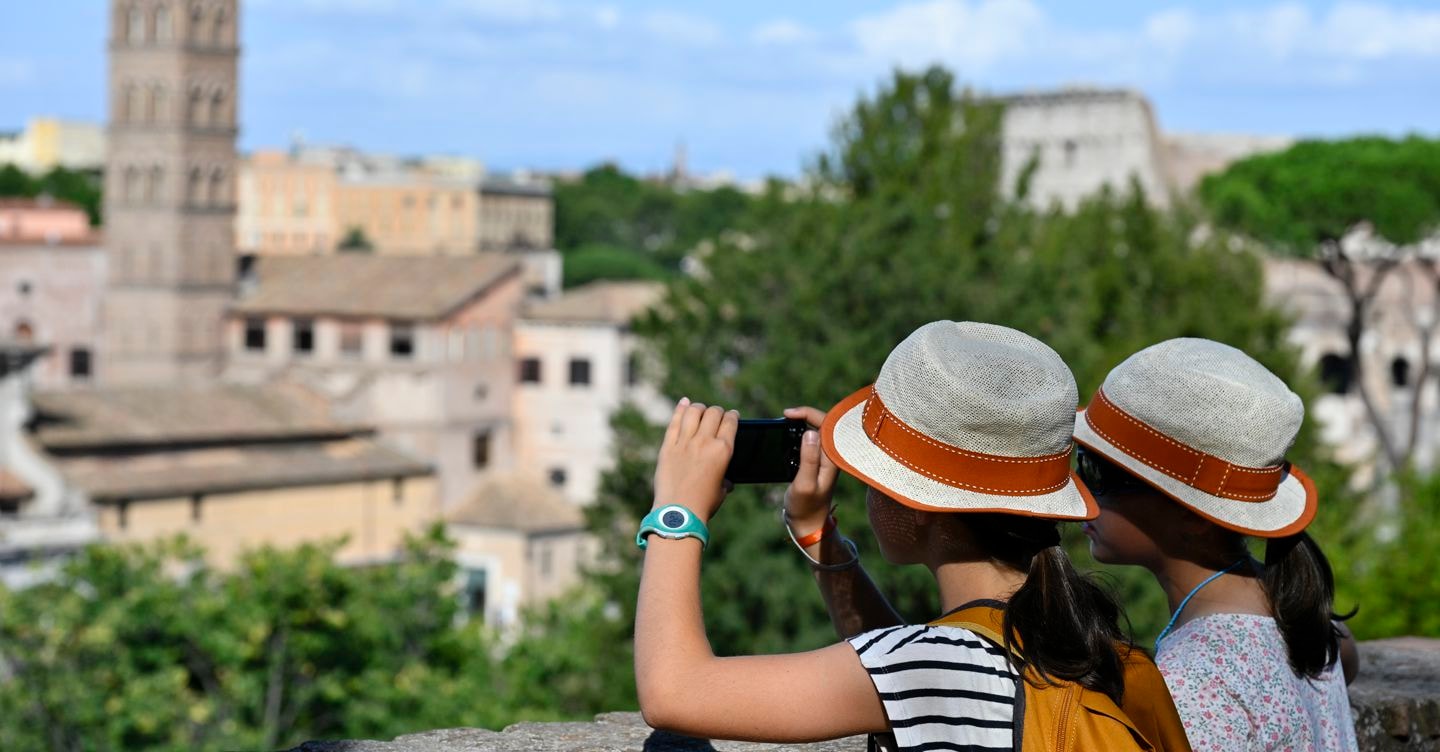 https://i2.res.24o.it/images2010/S24/Documenti/2025/08/20/Immagini/Ritagli/ipp-20250805-turistiroma-12-1754391073-U07425602506MBP-1440x752@IlSole24Ore-Web.jpg