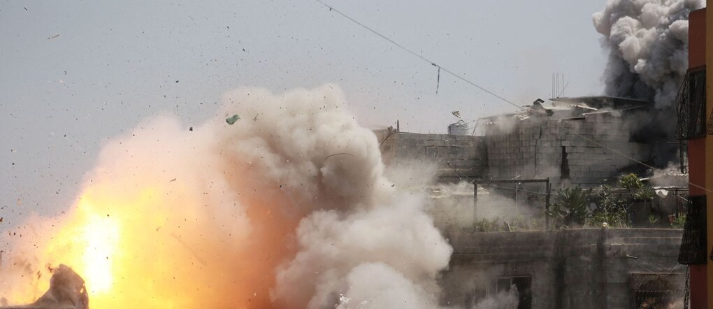 Il fumo si alza dopo un attacco israeliano a un edificio a Jabalia, nella Striscia di Gaza settentrionale, il 20 agosto 2025. Il ministro della Difesa israeliano ha approvato il 20 agosto un piano per la conquista di Gaza City e ha autorizzato la chiamata di circa 60.000 riservisti, aumentando la pressione su Hamas mentre i mediatori premono per un cessate il fuoco. (Photo by BASHAR TALEB / AFP)