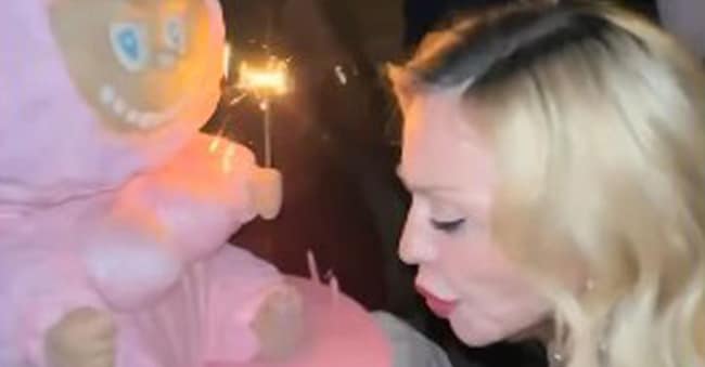 Madonna festeggia con una torta-Labubu gigante