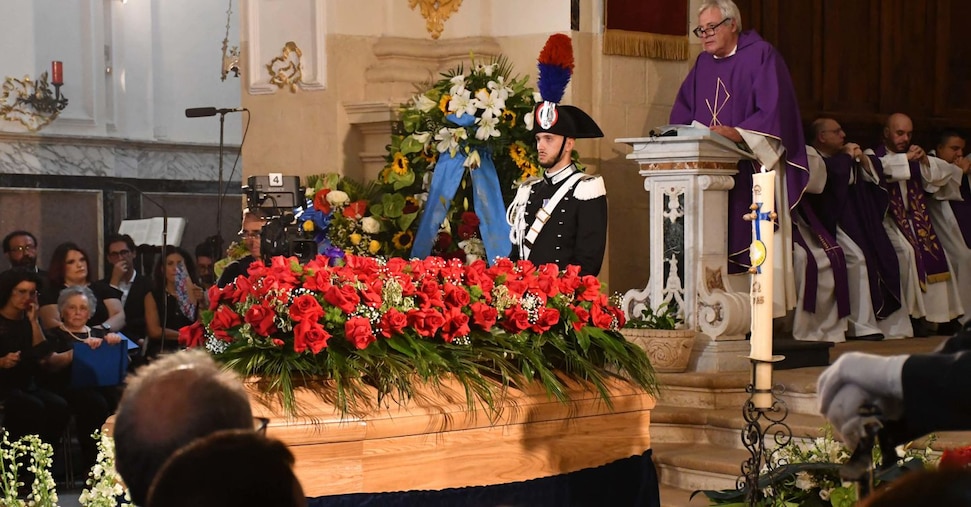 Pippo Baudo, l’ultimo saluto nella sua Militello: «Sei stella tra le stelle»