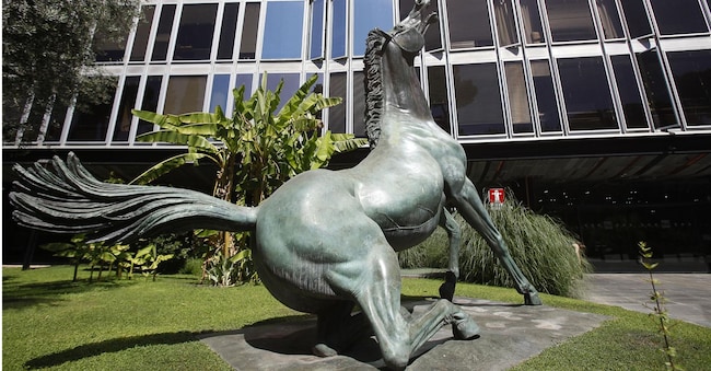 La statua del ''Cavallo morente '' di Francesco Messina, esposta all'ingresso della sede Rai di viale Mazzini a Roma
ANSA/ALESSANDRO DI MEO