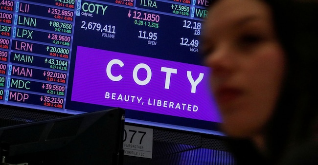 Foto d’archivio: uno schermo mostra il logo e le informazioni di trading di Coty Inc alla Borsa di New York (Nyse) a New York, Stati Uniti, (Reuters/Brendan McDermid)