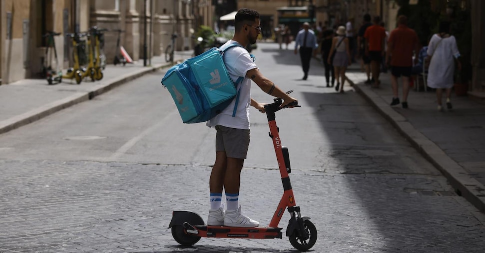 Il caldo e la lunga estate di lavoro di riders, drivers, operai agricoli, muratori tra un anticiclone e l’altro