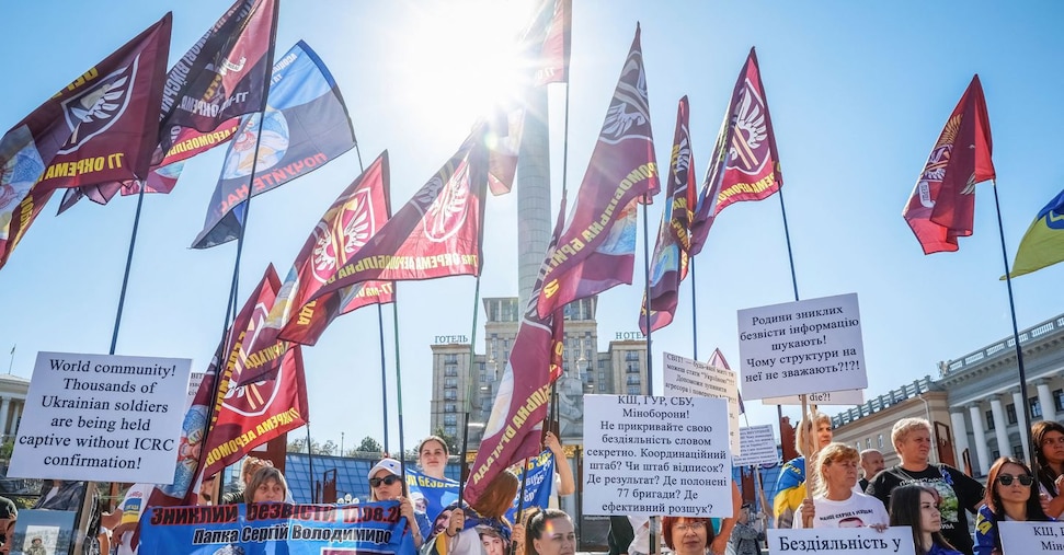 Zelensky a Maidan: una pace giusta, non una resa forzata. Wsj: Usa approvano vendita di 3.350 missili a Kiev