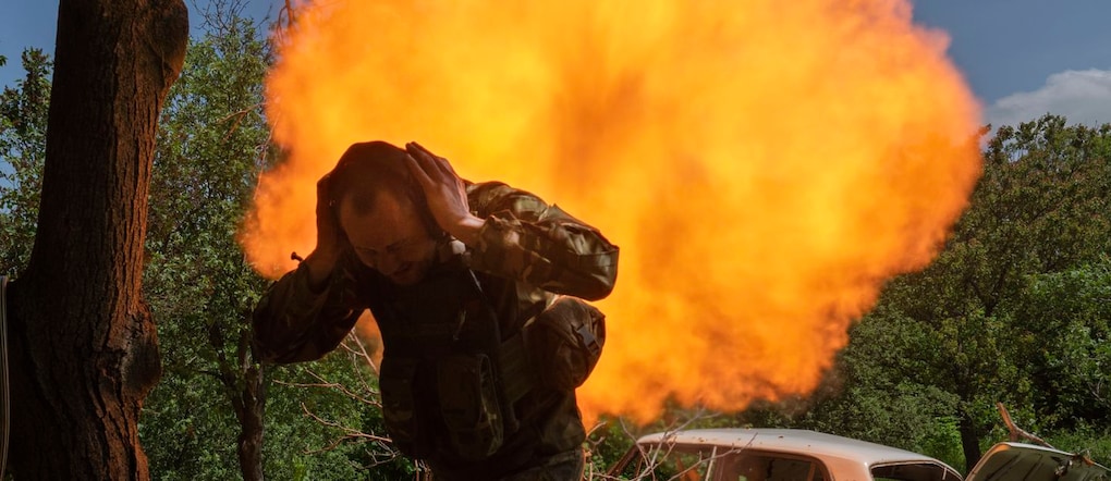 Un soldato ucraino si copre le orecchie mentre spara un mortaio contro le posizioni russe sulla linea del fronte vicino a Bakhmut, nella regione di Donetsk (Foto AP/Efrem Lukatsky, file)