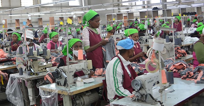 Operai al lavoro da Afri-Expo, la prima industria di abbigliamento del Lesotho