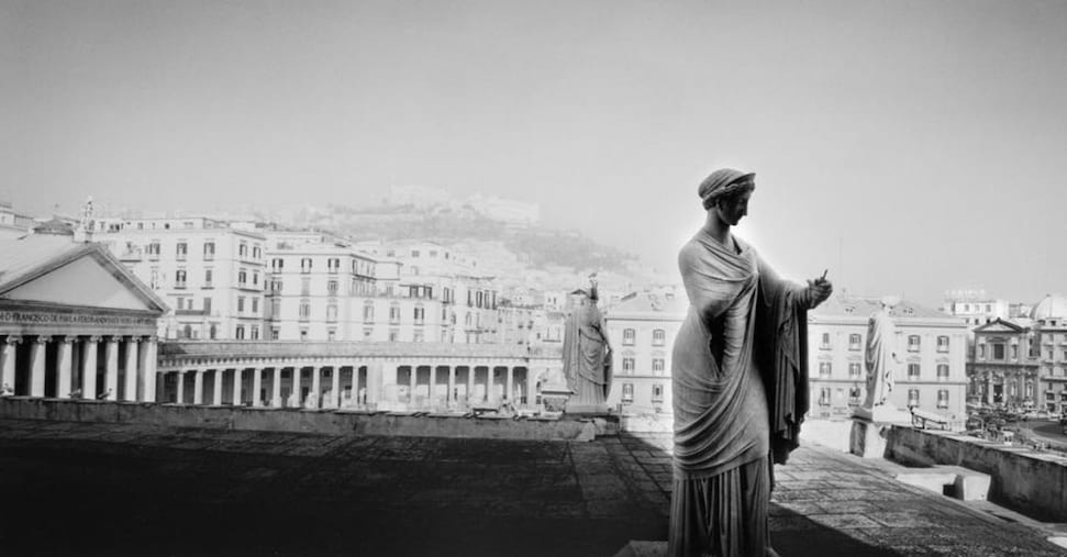 “Napoli metafisica”, l’opera di Mimmo Jodice in dialogo con de Chirico