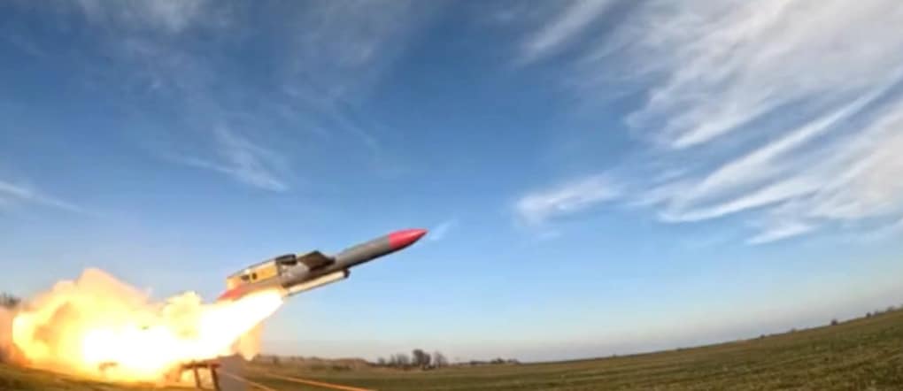 Il lancio di un missile da crociera a lungo raggio, noto come Flamingo, dotato di una testata di 1.150 chilogrammi e di una gittata di oltre 3.000 chilometri. (Foto di Handout / ZN.UA / AFP)
