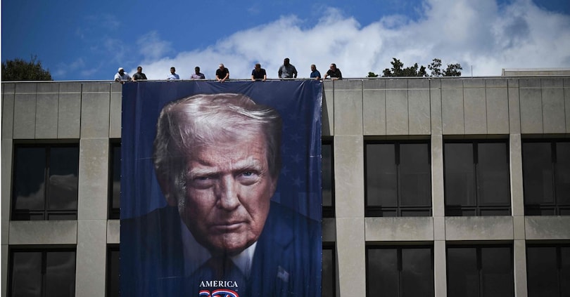 Al Dipartimento del Lavoro a Washington lavoratori stendono una grande foto di di Donald Trump (Photo by Drew ANGERER / AFP)