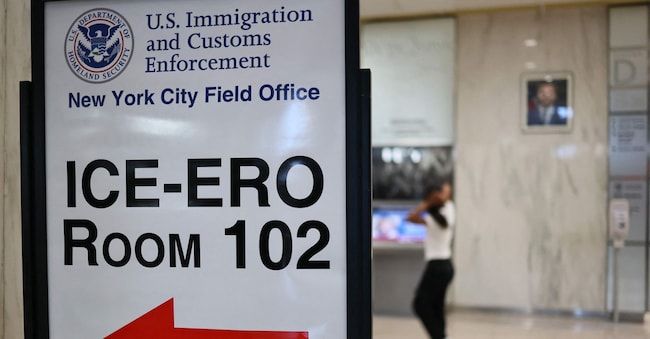 Un cartello dell’ufficio di New York dell’Immigration and Customs Enforcement (ICE) è visibile presso il Jacob K. Javitz Federal Building.  Michael M. Santiago/Getty Images/AFP 
