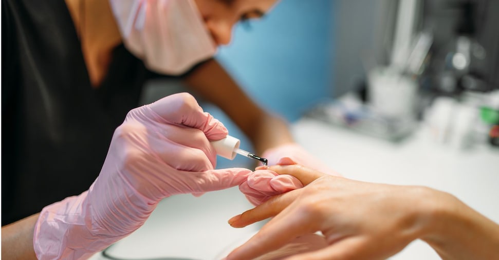 Mettere gli smalti alle unghie è sicuro per la salute? Ecco come sceglierli Mettere gli smalti alle unghie è sicuro per la salute? Ecco come sceglierli