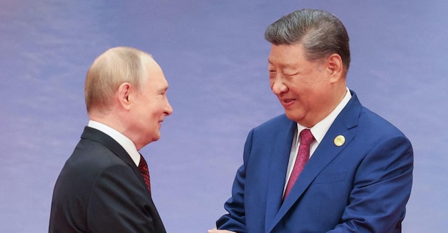 In questa fotografia collettiva distribuita dall’agenzia di stato russa Sputnik, il presidente russo Vladimir Putin e il presidente cinese Xi Jinping si salutano durante la cerimonia di benvenuto del vertice dell’Organizzazione per la cooperazione di Shanghai (SCO) a Tianjin il 31 agosto 2025. (Photo by Alexander KAZAKOV / POOL / AFP)
