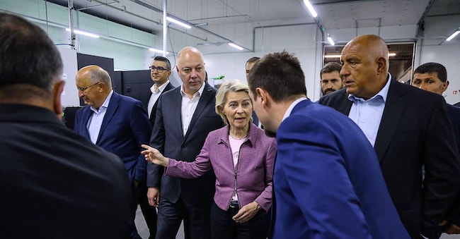 Questa foto, ottenuta il 1° settembre 2025 dall'ufficio stampa del governo bulgaro, mostra la presidente della Commissione europea Ursula von der Leyen, il primo ministro bulgaro Rossen Jeliazkov (3° a sinistra) e il membro dell'Assemblea nazionale bulgara ed ex primo ministro Boyko Borisov (a destra) in visita a una fabbrica di armi, in Bulgaria, il 31 agosto 2025. L'aereo che trasportava il capo dell'UE Ursula von der Leyen è stato colpito da un disturbo del GPS mentre si preparava ad atterrare in Bulgaria