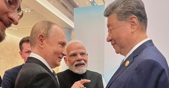 Il presidente russo, Vladimir Putin, il premier indiano, Narendra Modi, e il presidente cinese Xi Jinping  Associated Press/LaPresse