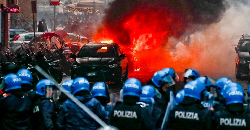 Tifoso ultrà licenziato perché ha insultato la Polizia Tifoso ultrà licenziato perché ha insultato la Polizia